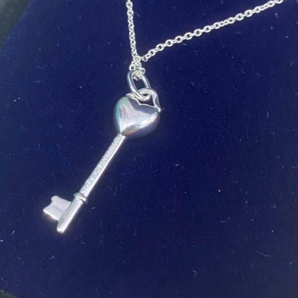 🩵 Tiffany & Co. 925 Sterling Silver & Enamel Necklace Mini Heart Key Pendant - Picture 4 of 4